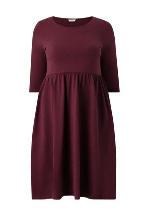Burgunderfarbendes Langarmkleid mit rundem Ausschnitt, das eine gerüschte Taille und einen fließenden Rock aufweist, gefertigt aus weichem, leichtem Material.