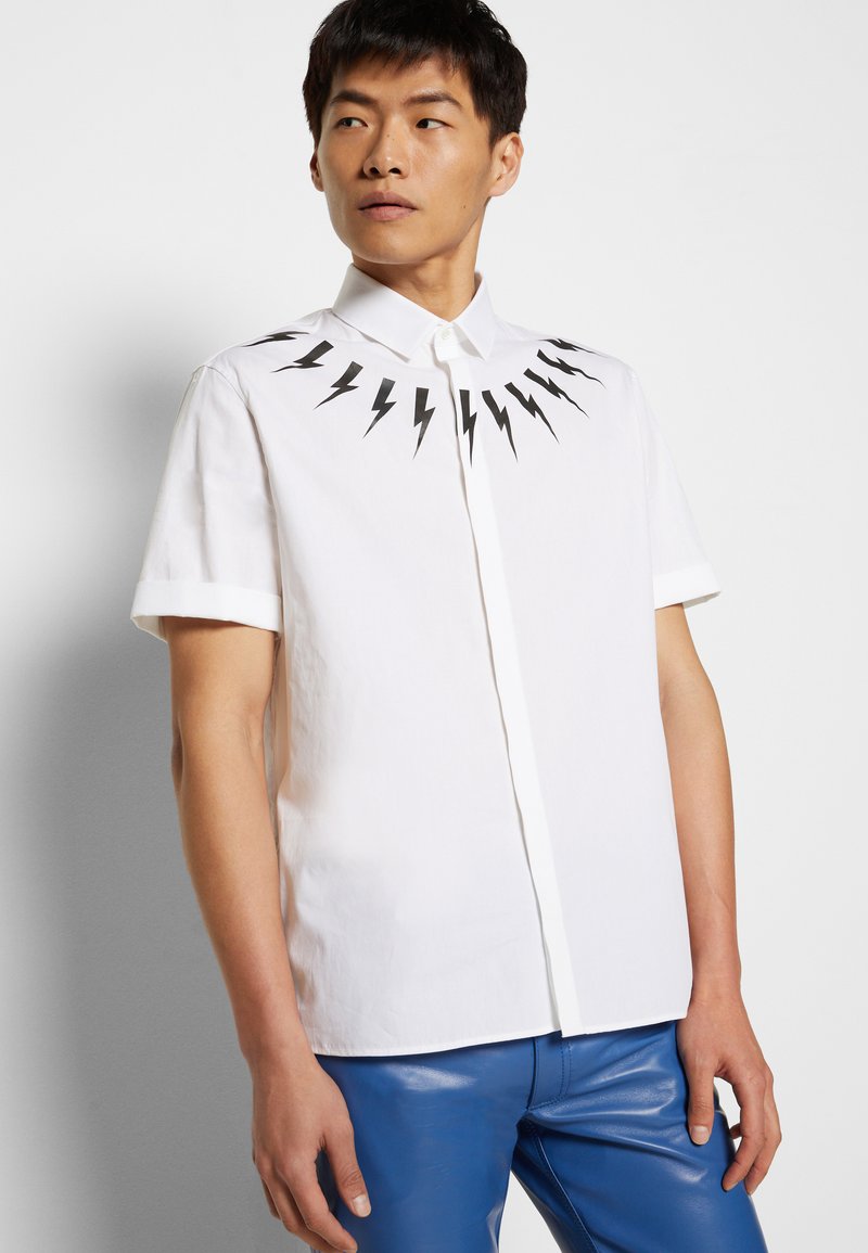 Herren Bekleidung | Neil Barrett BOLT NECK SHORT SLEEVE SHIRT UNISEX Hemdbluse white/black/weiß - EW48955 Herren Bekleidung | Neil Barrett BOLT NECK SHORT SLEEVE SHIRT UNISEX Hemdbluse white/black/weiß - EW48955