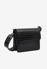 Sac bandoulière rectangulaire noir avec motif crocodile texturé et sangle large ajustable, présenté sur fond blanc.