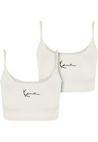 To hvite toppet med tynne stropper, med en svart brodert logo. Stoffet ser jevnt og elastisk ut med en tettsittende design.