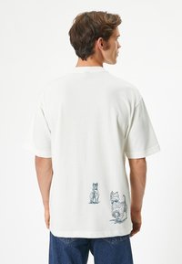 Koton OVERSIZED PRINTED - Camiseta estampada - white