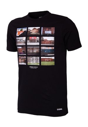 Zwart katoenen T-shirt met een raster van 12 stedelijke foto's op de voorkant en een klein wit "COPA" logo aan de onderkant.