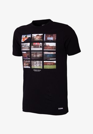Zwart katoenen T-shirt met een raster van 12 stedelijke foto's op de voorkant en een klein wit "COPA" logo aan de onderkant.