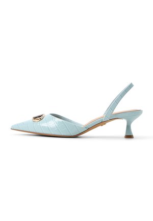 Lichtblauwe slingback hakken met een spitse neus, gebosselde krokodillenpatroon, decoratieve gouden hardware en een blokhak van 7,5 cm.