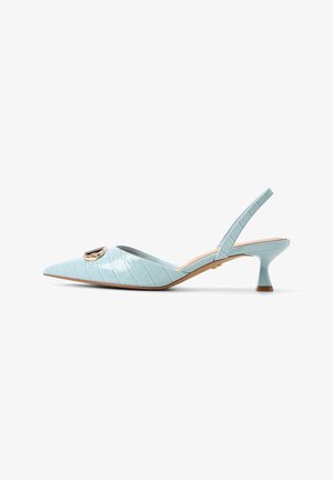 Hellblaue Slingback-Highheels mit einer spitzen Zehenpartie, geprägtem Krokodil-Muster, dekorativer goldener Hardware und einem 7,5 cm hohen Blockabsatz.