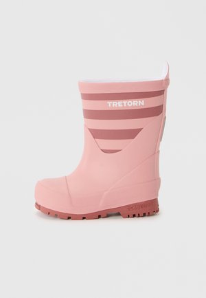 Bota de chuva de borracha rosa com riscas horizontais em tons mais escuros. Apresenta uma sola texturizada para aderência e um design de biqueira arredondada.
