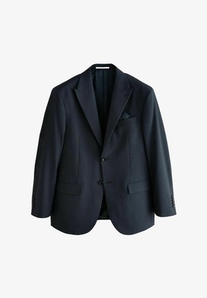 Ciemnoniebieska marynarka wykonana z teksturowanej tkaniny, posiadająca dwie przednie kieszenie, zapięcie na jeden guzik oraz szpiczaste klapy. W zestawie znajduje się poszetka.