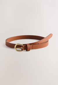 Brunt læderbælte med en glat tekstur, der har en guldfarvet metallisk spænde og et enkelt, slankt design. Enden er tilspidset for nem trækning.