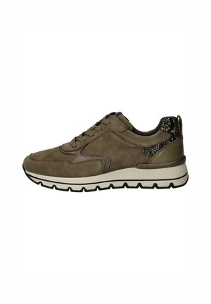 Baskets en daim olive avec un design à lacets, panneau arrière texturé et semelle en caoutchouc blanc avec un motif en zigzag. Détails d'accent subtils.