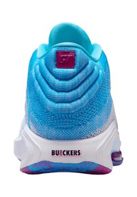 Blauer Mesh-Sneaker mit strukturiertem, geschichtetem Absatz, der lila und weiße Akzente aufweist. Logo auf dem Absatz und farbenfrohe, gemusterte Sohle.