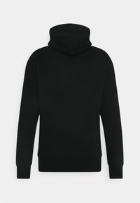 Zwarte hoodie met een aangesloten pasvorm, gestructureerde stof, lange mouwen en een hoge hals. Geen zichtbare merken of patronen.