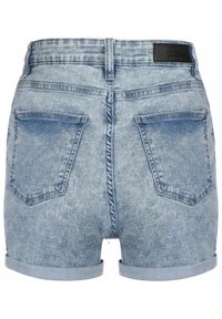 Šviesiai mėlynos džinsinės šortai su išblukusiu apdailos efektu, turintys susuktą kraštą ir dvi nugarines kišenes. Įtrauktas ženklintas juodos odos pleistras.