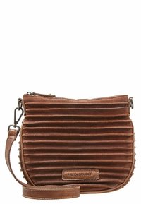 Brązowa skórzana torba crossbody z pionowymi plisami, zamek błyskawiczny i regulowany pasek. Posiada naszywkę z logo z przodu.