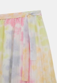 Plisowana spódnica maxi w pastelowych kolorach tie-dye, takich jak różowy, żółty, niebieski i zielony, z pasującym pasem w talii ozdobionym wstążką i szpilką.