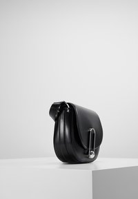 HUGO Skuldertasker - black