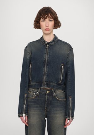 Dunkelblaue Jeansjacke im verkürzten Design, mit Reißverschluss vorn, Taschen und Stehkragen. Verfügt über gestickte Details und ausgefranste Manschetten.