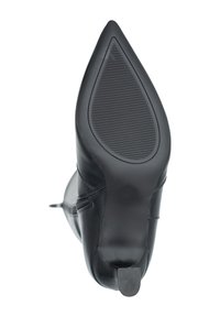 Botín de cuero negro hasta el tobillo con punta afilada, suela texturizada y cremallera lateral. Cuenta con un acabado suave y brillante.