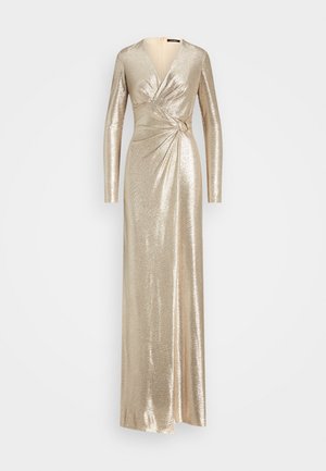 Longue robe portefeuille dorée métallisée avec manches longues, décolleté en V profond et détail froncé sur le côté avec un petit anneau.