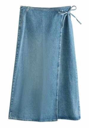 Jupe portefeuille en denim bleu clair avec fermeture par lien sur le côté droit et surpiqûres le long des bords.