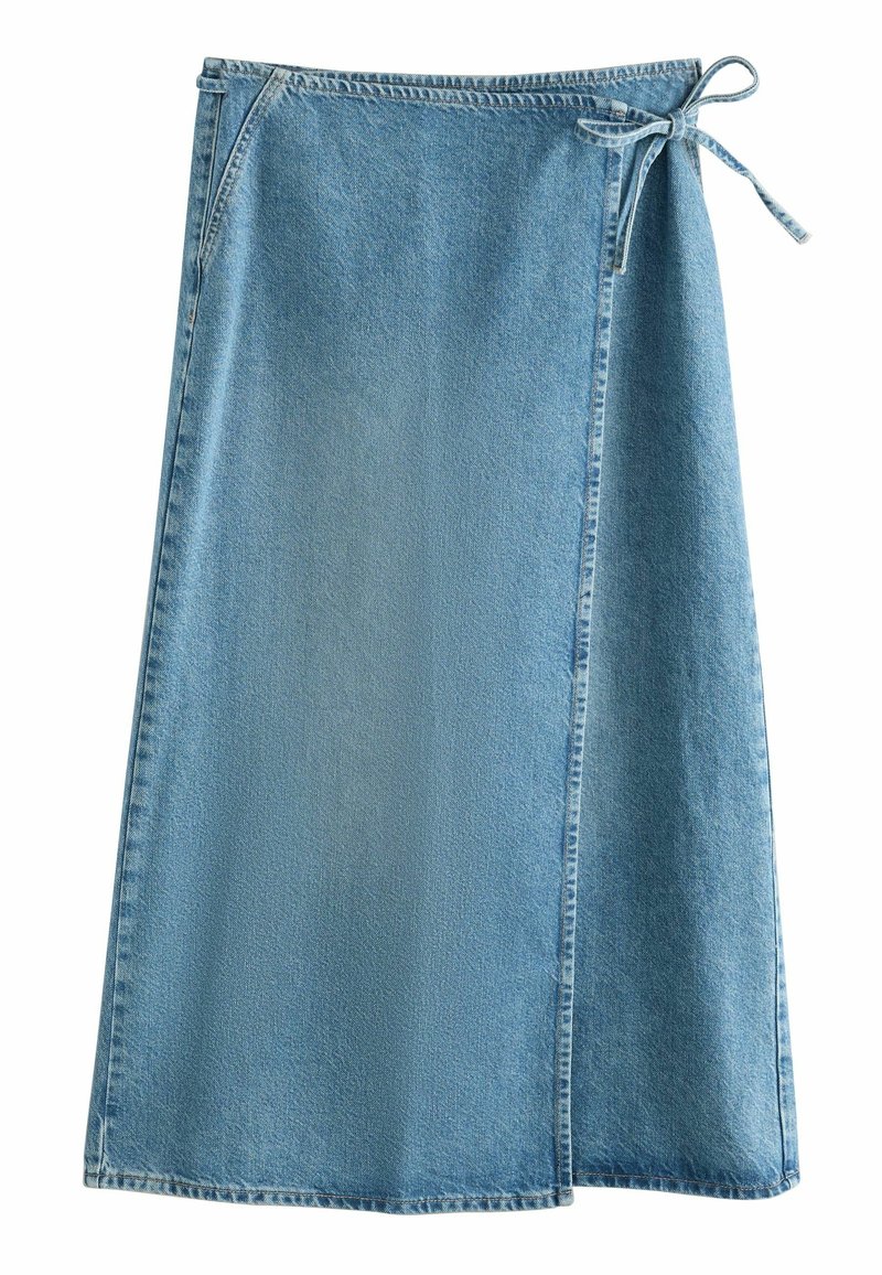 Jupe portefeuille en denim bleu clair avec fermeture par lien sur le côté droit et surpiqûres le long des bords.