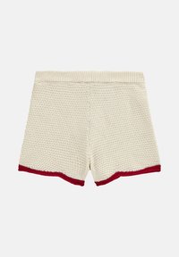 Stickade shorts i krämfärg med ett strukturerat mönster, med röd kant vid fållen och midjan, med en figurnära design och vågiga kanter.