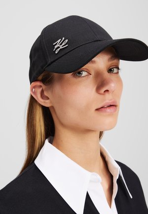 Schwarze Baseballmütze aus festem Stoff; mit einem silbernen, gestickten Logo. Die Mütze hat einen gebogenen Schirm und ein passgenaues Design.