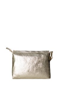 Metalen gouden rechthoekige clutchtas met een gladde textuur, ritssluiting en afneembare hardwareaccenten. Eenvoudig ontwerp met minimale details.