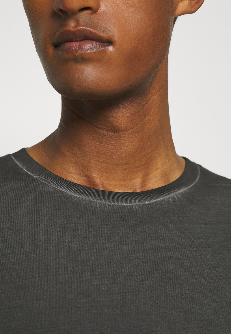 Herren T-Shirts basic | YOUNG POETS SOCIETY ZANDER VINTAGE T-Shirt basic vintage black/schwarz - CH83623 Herren T-Shirts basic | YOUNG POETS SOCIETY ZANDER VINTAGE T-Shirt basic vintage black/schwarz - CH83623