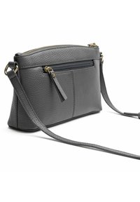 Borsa a tracolla in pelle grigia con finitura testurizzata, dotata di chiusura con zip superiore e una tasca anteriore con zip. Include una lunga tracolla.