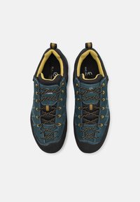 Chaussures d'escalade teal avec une tige en cuir suédé et en mesh, semelle en caoutchouc noir, lacets jaunes et bout renforcé pour plus de durabilité. Comprend une languette de tirage.