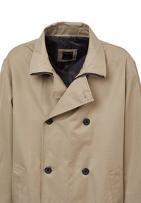 Trench coat beige doppiopetto realizzato in tessuto liscio, con bottoni neri e una fodera scura a contrasto visibile al colletto.