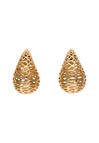 Cercei din metal aurit în formă de lacrimi elongate, cu tăieturi geometrice intricate și o textură netedă.