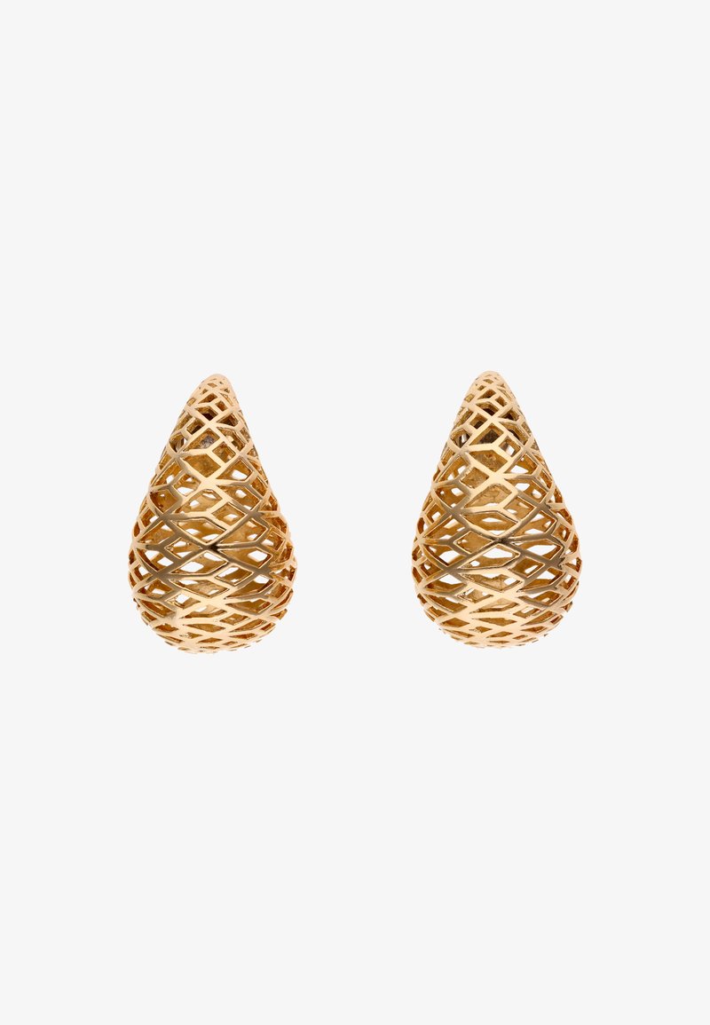 Cercei din metal aurit în formă de lacrimi elongate, cu tăieturi geometrice intricate și o textură netedă.
