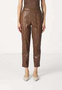 Bruine slangenprint faux leren broek met een aansluitend ontwerp, hoge taille en gouden gespaccent. Te combineren met puntige beige hakken.