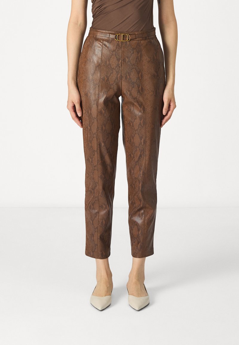 Bruine slangenprint faux leren broek met een aansluitend ontwerp, hoge taille en gouden gespaccent. Te combineren met puntige beige hakken.