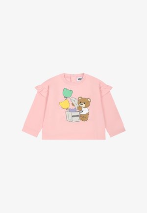 Sweat-shirt rose à manches longues pour tout-petits avec des volants aux épaules, représentant un ours en peluche ouvrant une boîte avec des ballons colorés en forme d’ours.