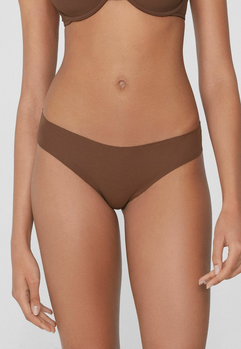 Brązowe, bezszwowe majtki bikini wykonane z miękkiego materiału. Charakteryzują się minimalistycznym wzornictwem, średnim pokryciem i gładką teksturą.