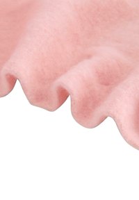 Zacht roze viltstof met een golvende randtextuur, met een pluizige, fuzzy oppervlakte, geschikt voor ambachten of stoffering.