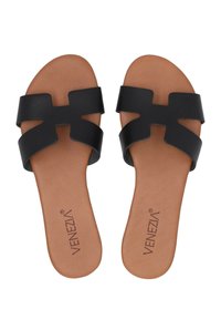 Sorte sandaler med et moderne design, der har brede stropper og en udskåret form. Tan sål med brandlogo. Glat mat overflade.
