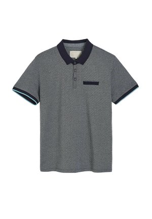 Szara koszulka polo z krótkim rękawem, ciemnym kołnierzykiem, listwą na guziki, małym wzorem oraz kontrastową lamówką na rękawach i kieszeni na piersi.