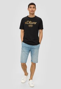 s.Oliver MIT GROSSEM LABEL - T-shirt print - schwarz