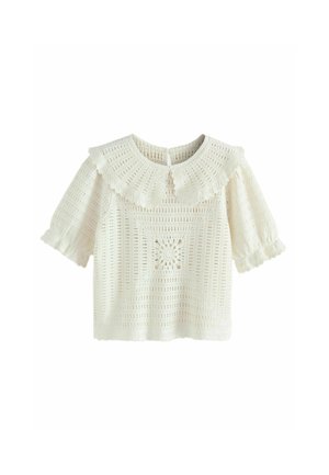 Crèmekleurige haakgebreide blouse met korte pofmouwen, brede gekartelde kraag en vierkant patroon detail in het midden aan de voorkant.