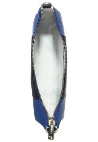 Modrý a černý kožený pouzdro se zipem na otevírání. Hladký povrch, interiér podšitý bílou látkou s jemným vzorem loga.