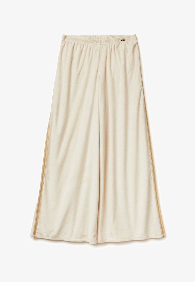 Béžové široké kalhoty z měkkého materiálu s elastickým pasem a jemným bočním švem. Mají volný střih a hladkou texturu.