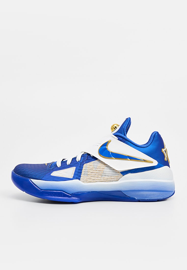 Niebieski but sportowy z teksturowaną cholewką, białymi siateczkowymi akcentami, złotym logo oraz unikalnym warstwowym wzorem w niebieskim i białym kolorze.