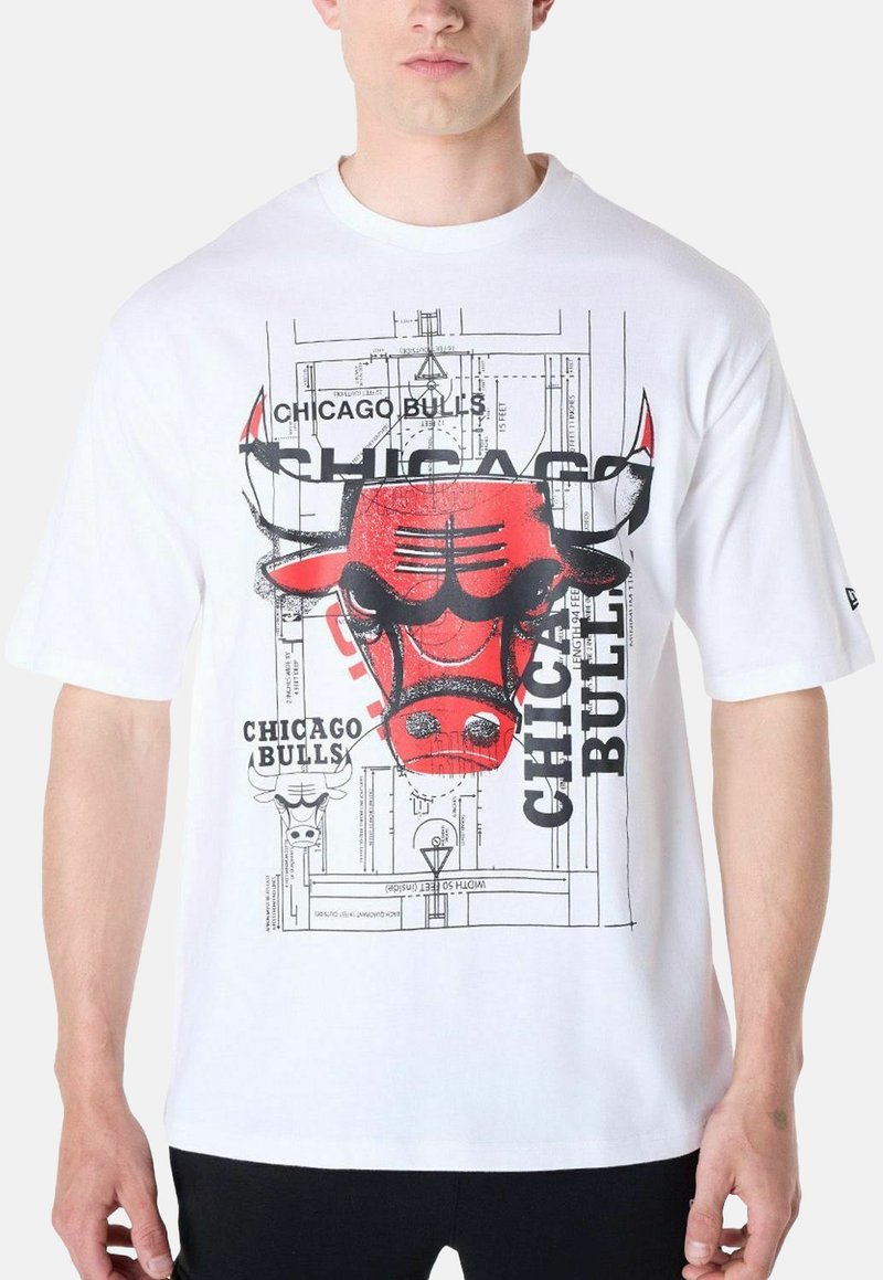 T-shirt bianca a maniche corte con una grande grafica rossa e nera dei Chicago Bulls, con testo logoro e design della testa di un toro.