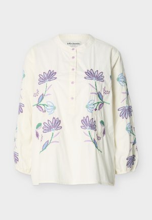 Bluza crem cu mânecă lungă, brodată cu flori mov și albastre, gât rotund cu fanta cu nasturi și manșete elastice.