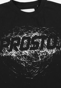 Czarny T-shirt z dużym, białym, teksturowanym nadrukiem z napisem „PROSTO” w pogrubionych literach, okrągłym dekoltem i krótkimi rękawami.