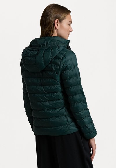 Groene pufferjack met een capuchon, met een gewatteerd ontwerp en een gladde textuur. De jas heeft een slim fit en elastische manchetten.
