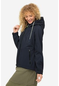 Námořnická softshellová bunda s kapucí, elastickými manžetami, dvěma zipovými kapsami a kontrastními šňůrkami. Lehce a flexibilní materiál.